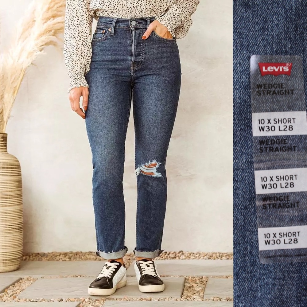 Levi’s NWT Wedgie Straight Distressed Raw Hem Jeans 30 Short (Size 10)